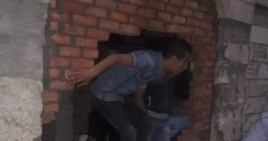اضبط مخالفة.. مواطنون يفتحون منافذ عبور غير قانونية على شريط قطار بالمحلة