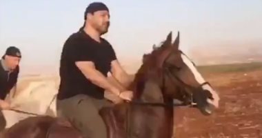عاصي الحلانى يمتطى حصانًا بجولة فروسية ويعلق: "ما أطيب ريحة ترابك يا وطني"
