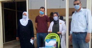 عجلة وكوفرتة.. هدية محافظ المنوفية لأول مولود داخل العزل الصحى.. صور