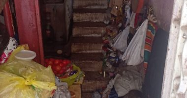 صور.. أهالى شارع بحى غرب المنصورة يتضررون من تجميع مواطن القمامة بمنزله 