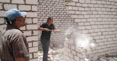 صور.. تنفيذ 4 قرارات إزالة لمبانى مخالفة فى حملة مكبرة غرب الإسكندرية