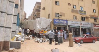 تصدع عمارتين سكنيتين بعد اصطدام شاحنة مواد غذائية بهما بأسوان