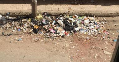 قارق يشكو تراكم القمامة أمام منزلة في شبين الكوم بالمنوفية