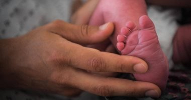 العثور على طفل رضيع بالطريق الصحراوى أمام قرية البطحة بقنا