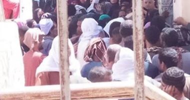 خوفا من كورونا.. شكوى من ازدحام شديد أمام مكتب بريد قرية العقال بأسيوط
