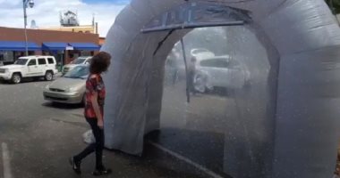 المكسيك تنصب ممرات لتعقيم مستقلى السيارات على الحدود مع أمريكا.. فيديو