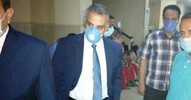 محافظ سوهاج يطمئن على 117 حالة أصيبت بتسمم غذائى فى أخميم.. صور