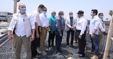 وزير النقل: القيادة السياسية وافقت على تطوير طريق القاهرة أسوان الصحراوي الغربى
