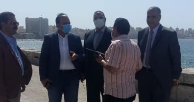 صور ..نائب محافظ الإسكندرية يتفقد طريق الكورنيش لمتابعة حملات الإزالة
