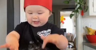 "كوبى" أصغر شيف فى العالم عمره لا يتجاوز العام.. فيديو