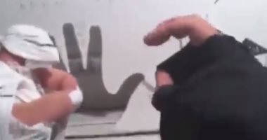 العزل الصحى بالمنزل يكشف عن مواهب.. مستر كاراتيه بالأصبع "فيديو وصور"