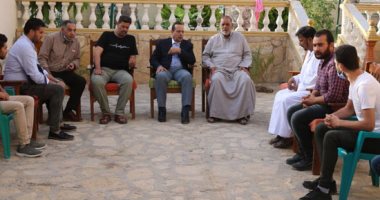 صور.. محافظ شمال سيناء يواسى أسرة شهيد مشاجرة العريش