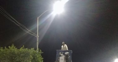 استمرار أعمال رفع كفاءة الإنارة وصيانة الأعمدة بعدد من قرى الشرقية