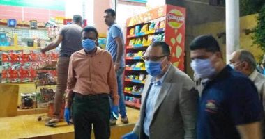 محافظ الشرقية يأمر بغلق محلين تجاريين لعدم الالتزام بقرارات الحظر بـ"القنايات"