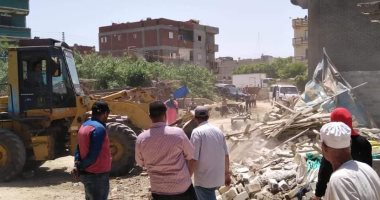 صور.. إزالة 23 حالة تعد على الاراضى الزراعية وأملاك الدولة بالبحيرة