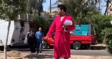 إسلام إبراهيم بالروب والشبشب فى فيديو طريف من كواليس "بـ100 وش"