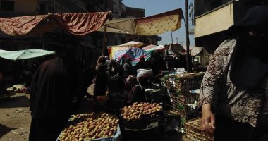 صور.. اضبط مخالفة.. زحام بسوق الغزالى فى زفتى بالغربية رغم التحذيرات 