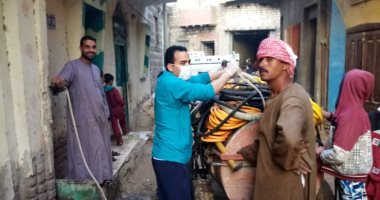 أهالى قرية سيلة الشرقية بالمنيا يطهرون الشوارع ضد فيروس كورونا
