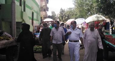 فض 5 أسواق بالقليوبية للتصدى لانتشار فيروس كورونا.. صور