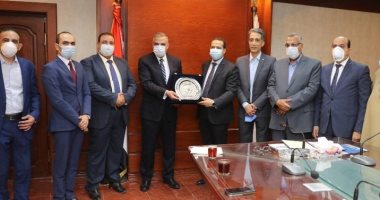 محافظ سوهاج يشيد بتبرع الغرفة التجارية لدعم المنظومة الصحية