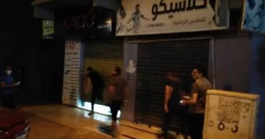 غلق وتشميع محلات وملعب كرة قدم خالفوا مواعيد الحظر بالشرقية (صور)