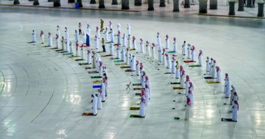 الحفاظ على التباعد خلال صلاة التهجد بالحرم المكى.. صور 