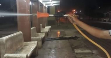 رش وتطهير محطة السكة الحديد بمركز ملوى فى المنيا