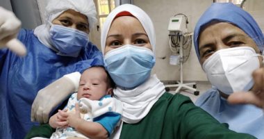 خروج أصغر طفلين مصابين بفيروس كورونا بعد تعافيهما فى مستشفى العجوزة.. صور