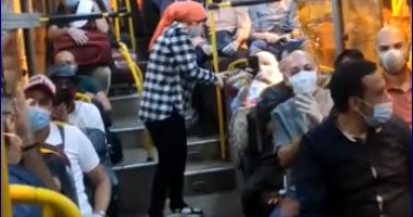 فرحة المصريين العائدين من الخارج داخل أتوبيس يقلهم للعزل الصحى 