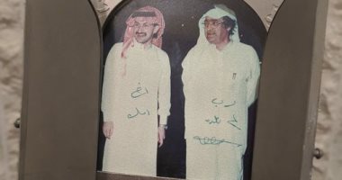 صورة نادرة وعبارة أخوية للشيخ صالح كامل والوليد بن طلال