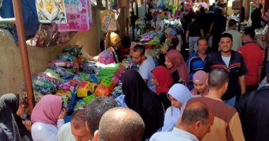 ازدحام كوبرى مشاة مدخل إيتاى البارود.. والسبب الباعة الجائلون