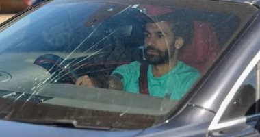 محمد صلاح يعود إلى مركز تدريبات ليفربول بعد غياب 68 يوما بزجاج مكسور