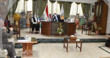 محافظ جنوب سيناء يناقش موقف تنفيذ المشروعات وتوافر السلع الغذائية