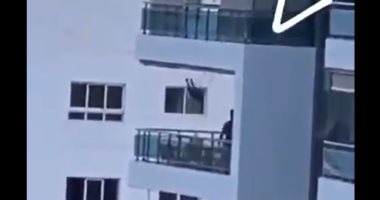 فى زمن الإغلاق.. شاهد أب يلاعب طفله على "أرجوحة الموت"