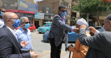 محافظ بنى سويف يلزم عامل نظافة بارتداء الكمامة أثناء جولة تفقدية