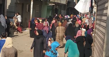 اضبط مخالفة.. زحام فى سوق ديرب البلد فى الشرقية رغم التحذيرات من كورونا