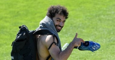 محمد صلاح ينشر صور من عودته لتدريبات ليفربول.. والجمهور: "النجيله بتزغرط "