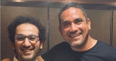 أمير كرارة مداعبا أحمد حلمى: ما أنا عادى أهو