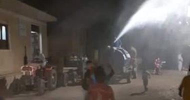 شباب قرية ابتوك بالبحيرة يطهرون شوارع القرية ويوزعون كرتونة مساعدات