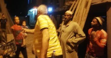 رئيس مدينة الأقصر يوقف أعمال بناء مخالف متر ليلاً خلال جولة مسائية