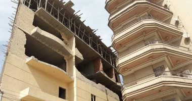 حى أول المحلة يشن حملة إزالة كلية لطابقين مخالفين.. صور