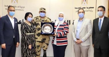 صور..وزيرة التضامن تكرم بطل "انت أقوى من المخدرات" الضابط أحمد عبد اللطيف