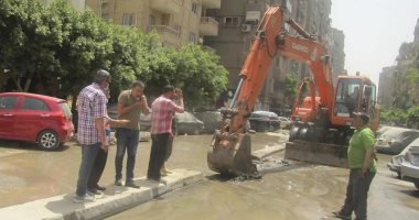 صور.. كسر ماسورة مياه بحدائق القبة شمال القاهرة يتسبب فى انقطاعها عن المنطقة