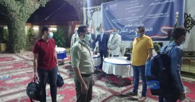 محافظ القليوبية ورئيس جامعة بنها يستقبلان 262 مصريا عائدا من الخارج.. صور