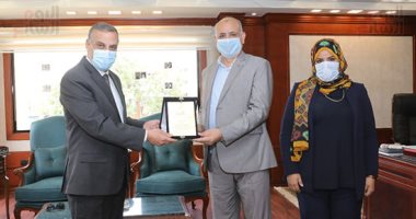 محافظ سوهاج يكرم "صباح سعد" ابنة المراغة تحدت ظروفها ومحت أميتها.. صور