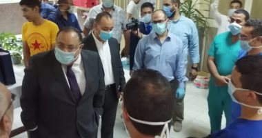 رئيس جامعة حلوان يستقبل الفوج الأول من العائدين من الخارج لقضاء العزل بالمدينة الجامعية