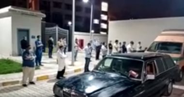 موظفو مستشفى العجمى يؤدون صلاة الجنازة على طبيب توفى متأثرا بفيروس كورونا