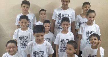 بصورة تيشيرت منسي والأبطال..أطفال يتفاعلون مع ملحمة البرث خلال مشاهدة الاختيار..صور