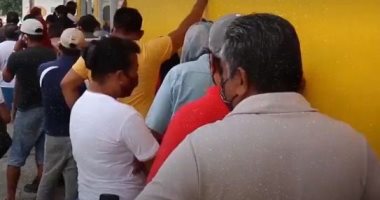 طوابير أمام محلات الخمور فى المكسيك بعد رفع الحظر عن شرائها.. فيديو
