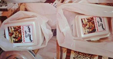 بصورة الشهيد المنسى.. "أحمد" يوزع وجبات إفطار بشارع فيصل مطالبا بالدعاء له